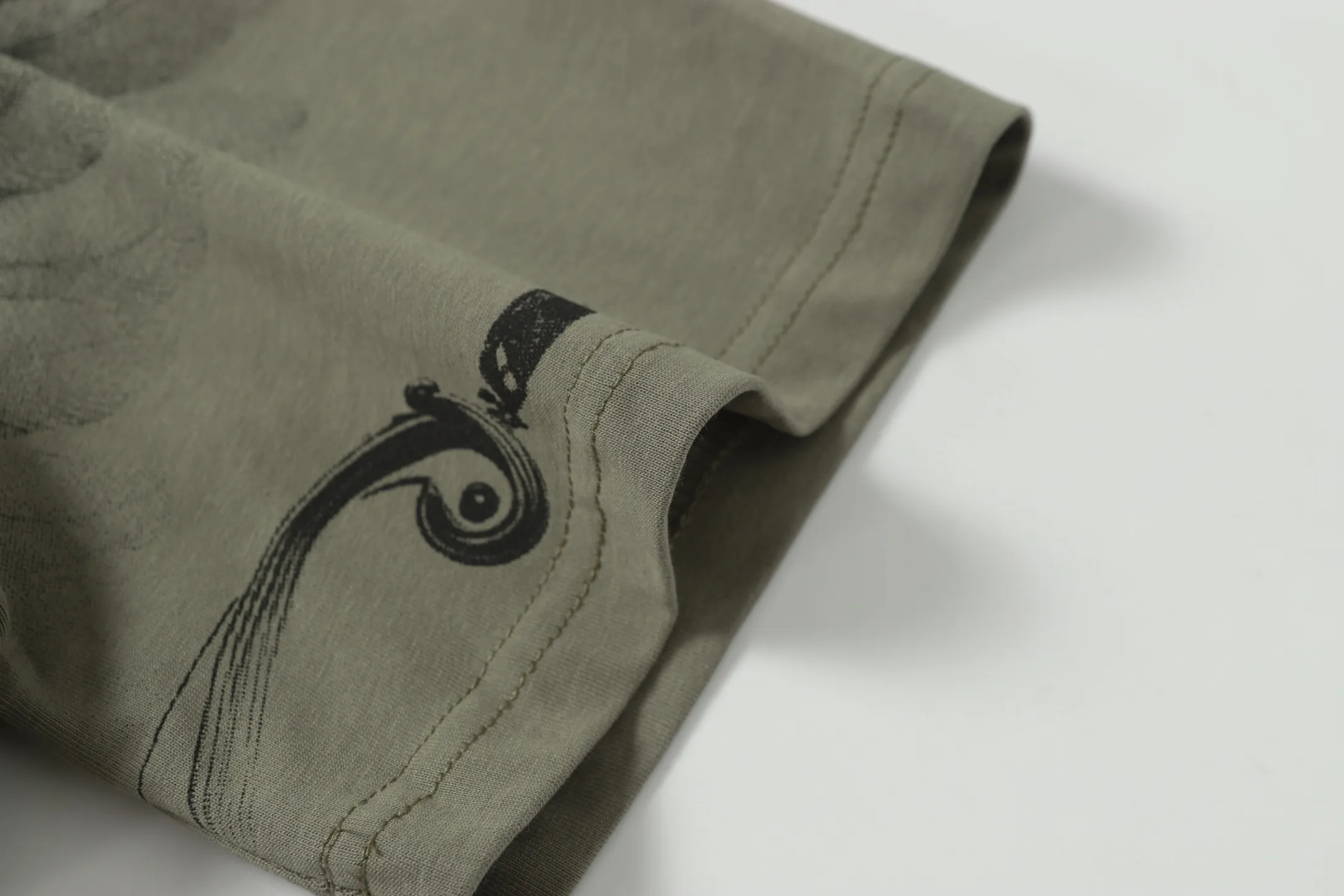 # Green｜That's A AWFUL LOT OF COUGH SYRUP In Stock Real shot American simple trendy brand loose casual T-shirt Fabric (fabric): 32 counts Weight combed double yarn pure cotton Sizes (size): S-M L X L Color (colour): Black/White 👉